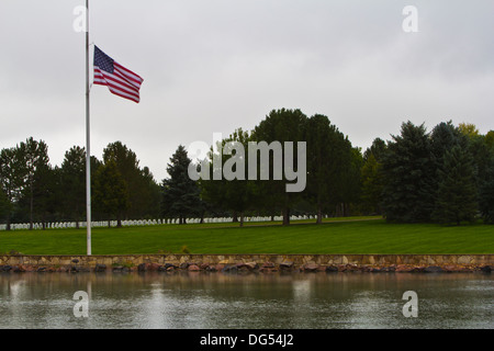 Fort Logan National Friedhof Fahne Hälfte Mitarbeiter Stockfoto