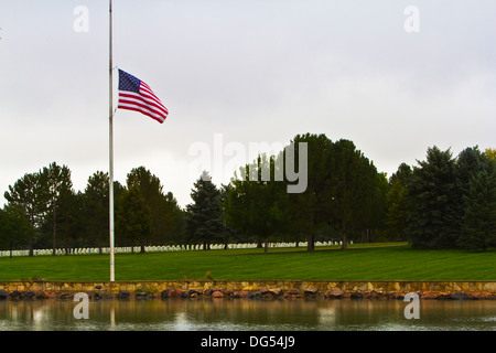 Fort Logan Nationalfriedhof Flagge die Hälfte Mitarbeiter Stockfoto