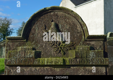 Grabstein mit Taube, Ölzweig und Bücher Design. Kirche von St. Michael. Bowness auf Solway, Cumbria, England, Großbritannien, Europa. Stockfoto