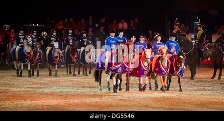 Birmingham, Vereinigtes Königreich. 13. Oktober 2013. Szenen aus dem großen Finale. Parade der Pony Clubs. (HOYS). National Exhibition Centre (NEC). Birmingham. VEREINIGTES KÖNIGREICH. Bildnachweis: Sport In Bilder/Alamy Live-Nachrichten Stockfoto