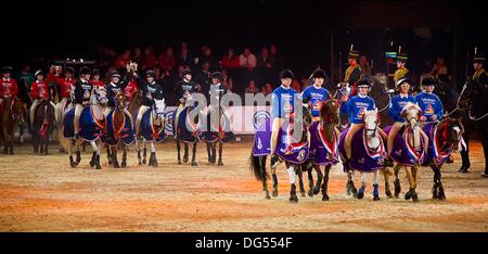 Birmingham, Vereinigtes Königreich. 13. Oktober 2013. Szenen aus dem großen Finale. Parade der Pony Clubs. (HOYS). National Exhibition Centre (NEC). Birmingham. VEREINIGTES KÖNIGREICH. Bildnachweis: Sport In Bilder/Alamy Live-Nachrichten Stockfoto