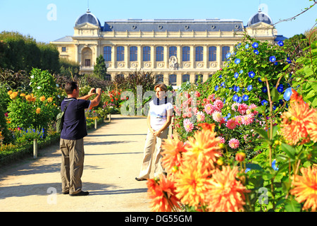 Touristen fotografieren einander im Jardin de Plantes Garten - Botanischer Garten in Frankreich. Stockfoto