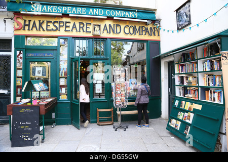 Äußeren Teil der berühmten "Shakespeare and Company" Bibliothek von Notre-Dame Kathedrale Stockfoto