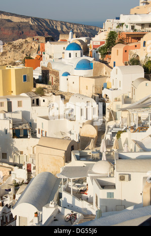 SANTORINI (THIRA), KYKLADEN, GRIECHENLAND. Die malerischen Klippe Dorf Oia. 2013. Stockfoto