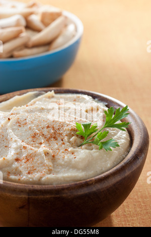 Schüssel mit Hummus mit Petersilie und Brot-sticks Stockfoto