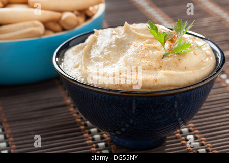 Schüssel mit Hummus mit Petersilie und Brot-sticks Stockfoto