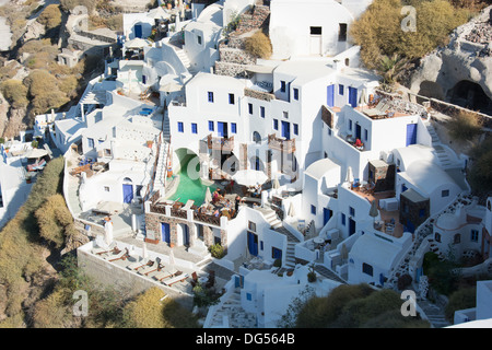 SANTORINI (THIRA), KYKLADEN, GRIECHENLAND. Einen erhöhten Blick auf ein Luxus-Boutique-Hotel im Dorf Oia (Ia). 2013. Stockfoto