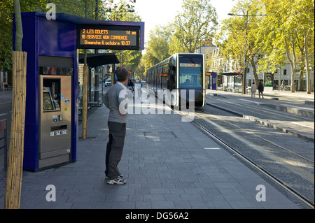 Warten auf eine Straßenbahn, Tours, Indre-et-Loire, Frankreich Stockfoto