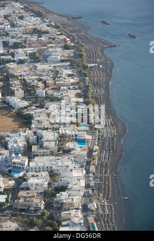 SANTORINI (THIRA), KYKLADEN, GRIECHENLAND. Einen erhöhten Blick auf den Ferienort Kamari, mit seinem schwarzen vulkanischen Sand Strand. Stockfoto