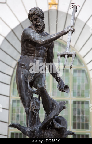 Die Neptune entfernt Bronzestatue von dem römischen Gott des Meeres in der Altstadt von Danzig (Danzig), Polen Stockfoto