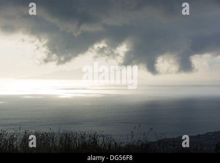 Stürmische Konvektion Regenwolken sichtbar über dem Meer bilden. Stockfoto