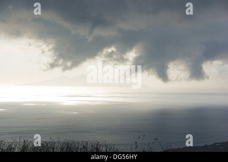 Stürmische Konvektion Regenwolken sichtbar über dem Meer bilden. Stockfoto