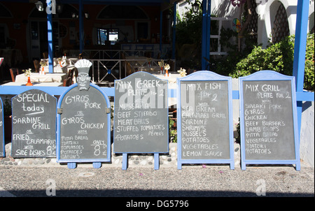 SANTORINI (THIRA), KYKLADEN, GRIECHENLAND. Tafel-Menüs außerhalb einer Taverne im Zentrum von Kamari. 2013. Stockfoto