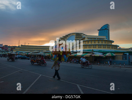 Ballon-Verkäufer vor den Psar Thmei Zentralmarkt, Phnom Penh, Kambodscha Stockfoto