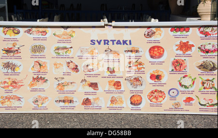 SANTORINI (THIRA), KYKLADEN, GRIECHENLAND. Eine fotografische Speisekarte an Bord außerhalb einer Taverne im Zentrum von Kamari. 2013. Stockfoto