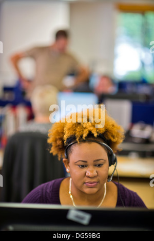 Telefonisten für die Clearing-Helpline an der University of West Of England (UWE Bristol) nehmen Anrufe von hoffnungsvollen stu Stockfoto