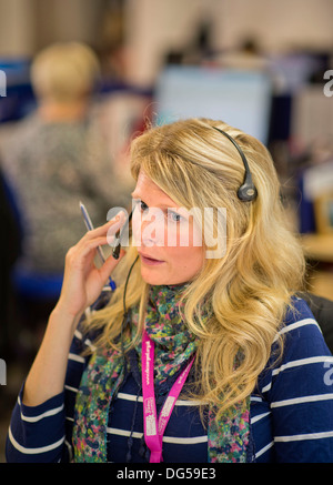 Telefonisten für die Clearing-Helpline an der University of West Of England (UWE Bristol) nehmen Anrufe von hoffnungsvollen stu Stockfoto