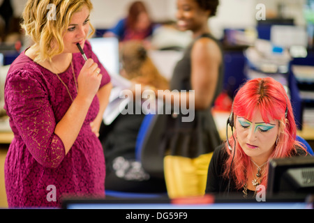 Telefonisten für die Clearing-Helpline an der University of West Of England (UWE Bristol) nehmen Anrufe von hoffnungsvollen stu Stockfoto