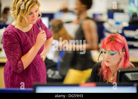 Telefonisten für die Clearing-Helpline an der University of West Of England (UWE Bristol) nehmen Anrufe von hoffnungsvollen stu Stockfoto