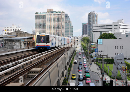 BTS Skytrain und Straße Verkehr am Ekamai in Bangkok, Thailand. Stockfoto