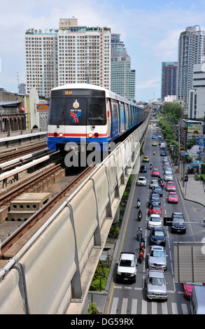 BTS Skytrain und Straße Verkehr am Ekamai in Bangkok, Thailand. Stockfoto