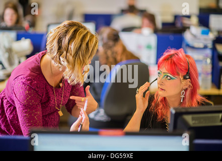 Telefonisten für die Clearing-Helpline an der University of West Of England (UWE Bristol) nehmen Anrufe von hoffnungsvollen stu Stockfoto