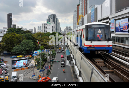 BTS Skytrain und Straße Verkehr am Ekamai in Bangkok, Thailand. Stockfoto