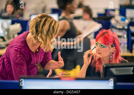 Telefonisten für die Clearing-Helpline an der University of West Of England (UWE Bristol) nehmen Anrufe von hoffnungsvollen stu Stockfoto