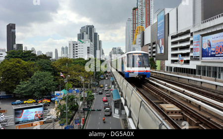 BTS Skytrain und Straße Verkehr am Ekamai in Bangkok, Thailand. Stockfoto