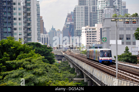 BTS Skytrain und Straße Verkehr am Ekamai in Bangkok, Thailand. Stockfoto