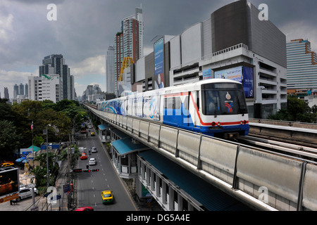 BTS Skytrain und Straße Verkehr am Ekamai in Bangkok, Thailand. Stockfoto