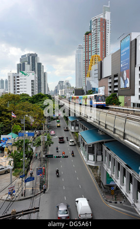 BTS Skytrain und Straße Verkehr am Ekamai in Bangkok, Thailand. Stockfoto