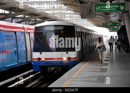 Bahnsteig Ekamai BTS Skytrain in Bangkok. Stockfoto