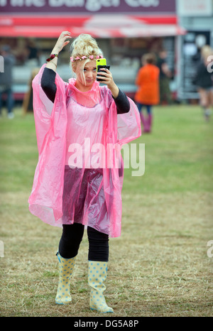 Das Reading Festival - passt ein Musik-Fan ihr Haar warm für die Hauptphase Aug 2013 Stockfoto