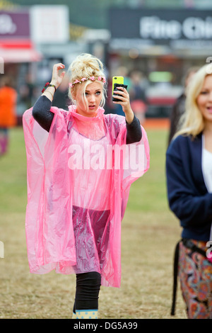 Das Reading Festival - passt ein Musik-Fan ihr Haar warm für die Hauptphase Aug 2013 Stockfoto