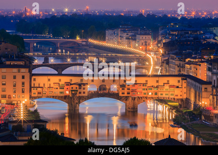 Der Ponte Vecchio Brücke über den Arno in Florenz, Italien. Vom Piazzale Michelangelo Stockfoto