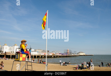 Ein Rettungsschwimmer am Strand von Clacton-on-Sea in Essex Stockfoto