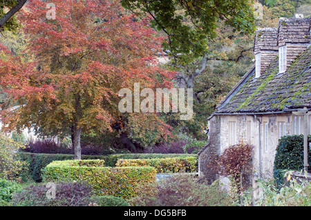 Country Cottage Iford im Herbst Cotswold Stone Schiefer Fliesen herbstlichen buchen- und formale Gärten Wiltshire South West England UK Stockfoto