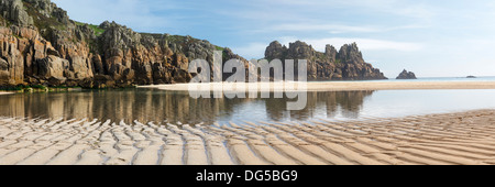 Panorama-Aufnahme von Pedn Vounder Strand in der Nähe von Porthcurno Cornwall England UK Europe Stockfoto