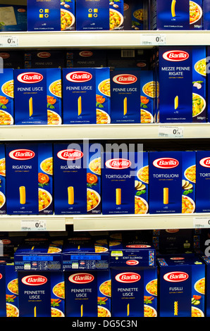 Boxen von italienischen Barilla-Nudeln in den Supermarktregalen in Bologna, Italien. Stockfoto