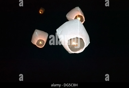 Weißes Feuer Ballon auf dem Hintergrund der dunklen Nacht Stockfoto