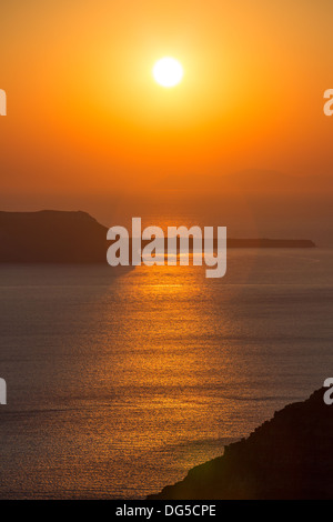 Schöner Sonnenuntergang am Strand von Santorin in Griechenland, 25. Juni 2013. Stockfoto