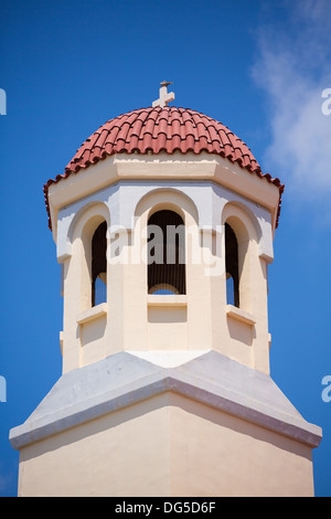 Taube ruht auf einem Dach einer orthodoxen Kirche in Rethimnon. Die Agios-Mina-Kathedrale. Es gibt zwei Kirchen Agios gewidmet Stockfoto