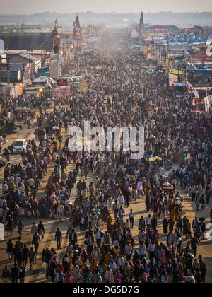 Luftaufnahme von Massen an der Kumbh Mela Festival, das weltweit größte religiöse Versammlung, in Singapore (Prayagraj), Uttar Pradesh, Indien. Stockfoto