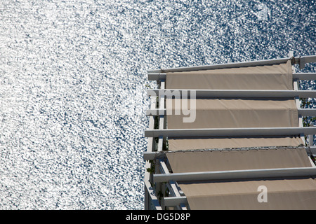 Dach der Balkon und das Mittelmeer, Santorini in Griechenland Stockfoto