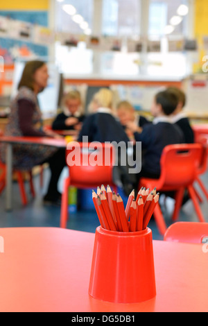 Einen Topf mit Stiften in einer Schulklasse für die Nutzung durch Schüler und Lehrer lernen Stockfoto