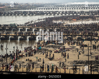 Hinduistische Pilger überqueren Der pontonbrücken über den Ganges bei der Kumbh Mela in Allahabad (Prayagraj), Uttar Pradesh, Indien. Stockfoto