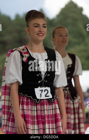 Dorf von Braemar, Schottland. Nahaufnahme Portrait einer Highland Tänzerin bei den königlichen Braemar Gathering spielen. Stockfoto