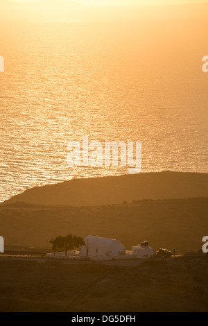 Schöne Aussicht auf die Küste bei Sonnenuntergang, das Ägäische Meer, die Rocky Mountains in Folegandros, Griechenland. Stockfoto