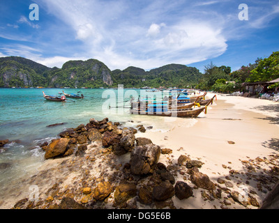 Long-Tail-Boote auf der Küste von Ko Phi Phi Insel, Provinz Krabi, Thailand. Stockfoto